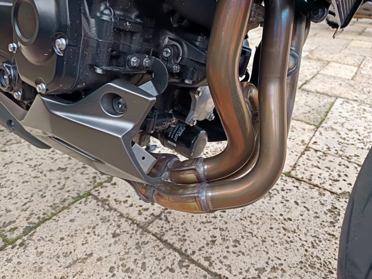 Exhaust tailpipe and mudguard